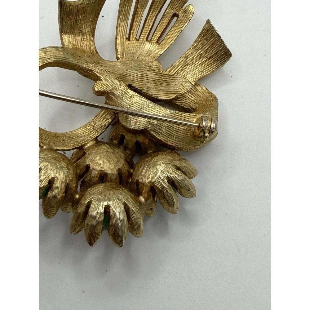 Vintage Gold Tone Flower‎ Brooch With Jade Colored Stamens Mcm